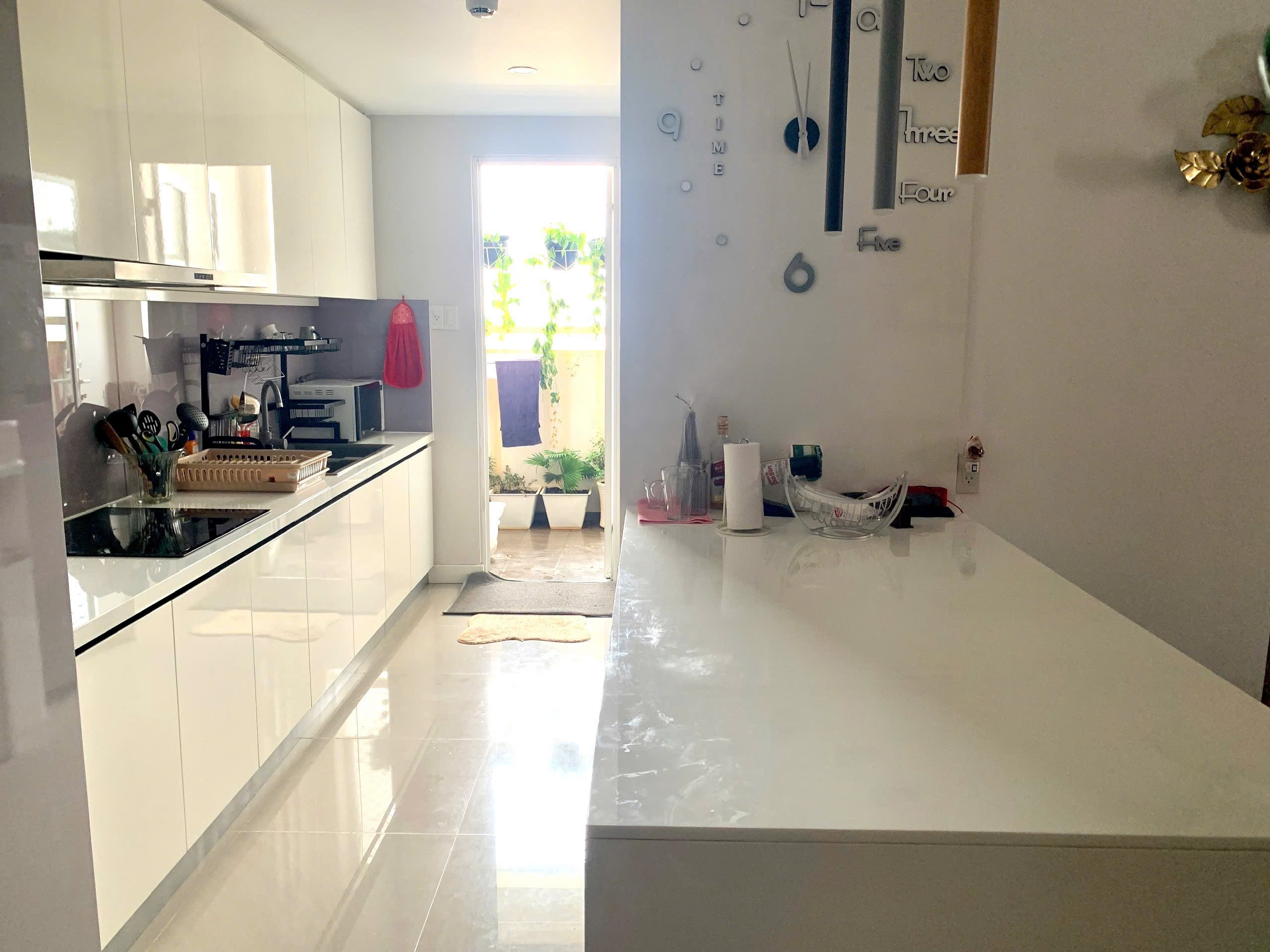 Khu bếp hiện đại sáng gọn gàng Tropic Garden