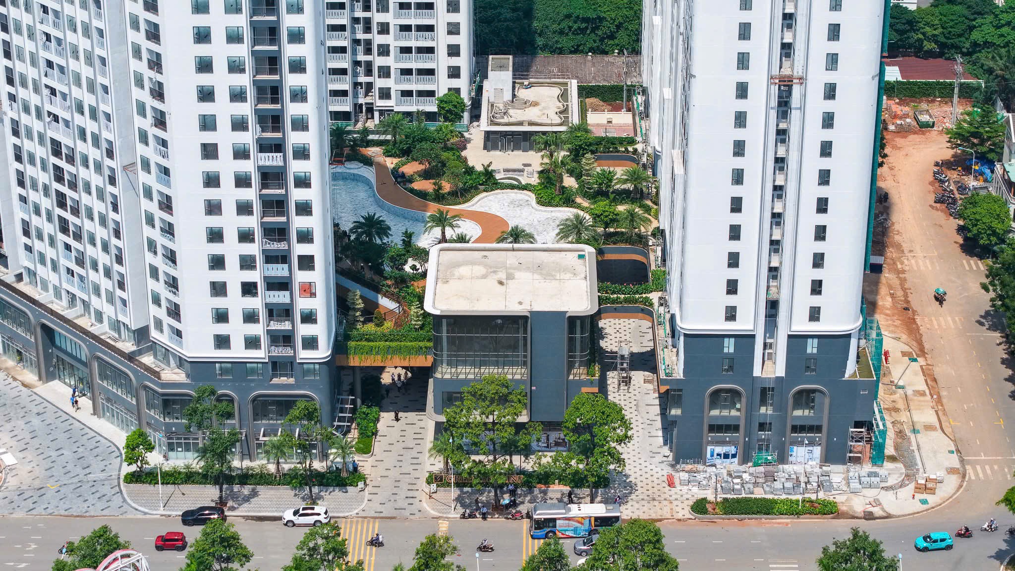 Cảnh quan và hồ bơi nội khu Green Skyline