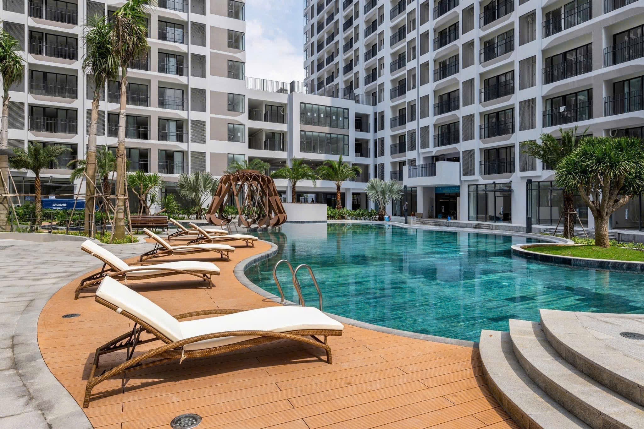 Hồ bơi resort nội khu MT Eastmark City