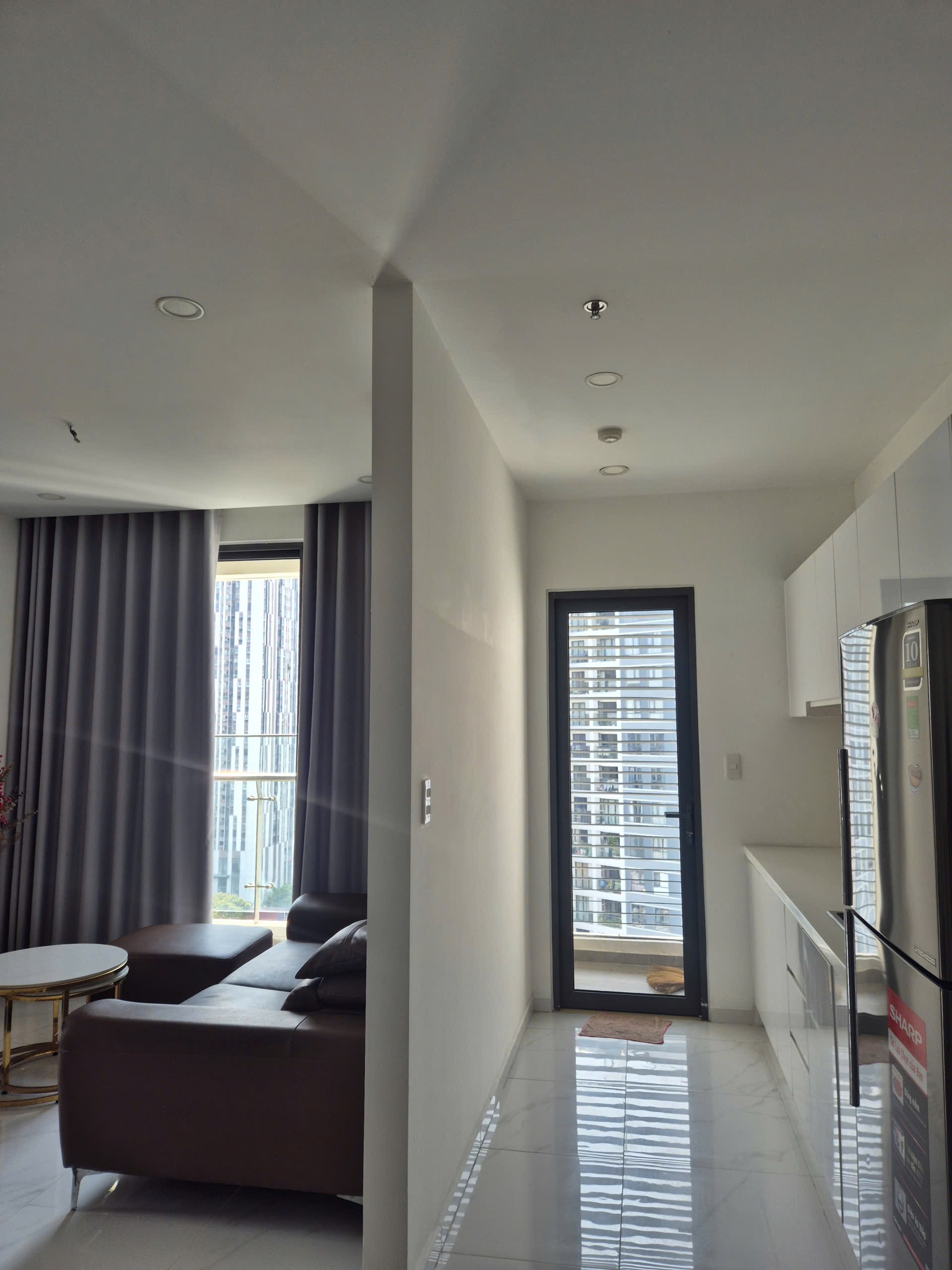 Phòng khách mở ra ban công căn 2PN D'Lusso hướng Tây Nam