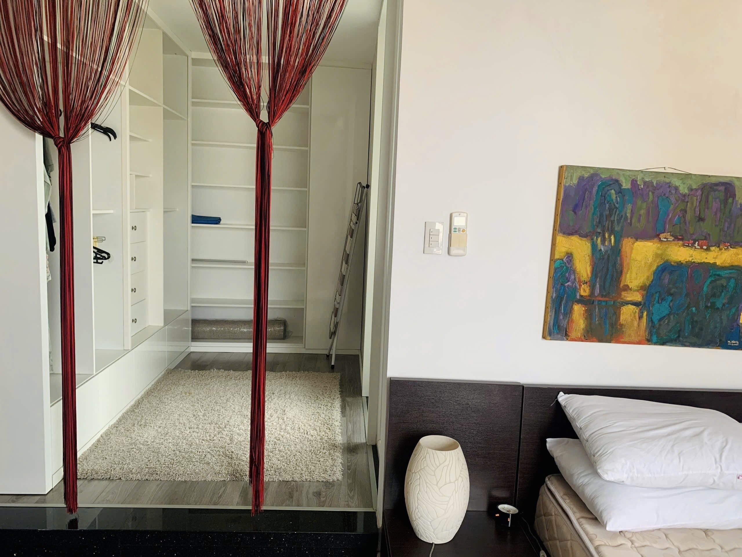Phòng ngủ chính có khu thay đồ walk-in Tropic Garden