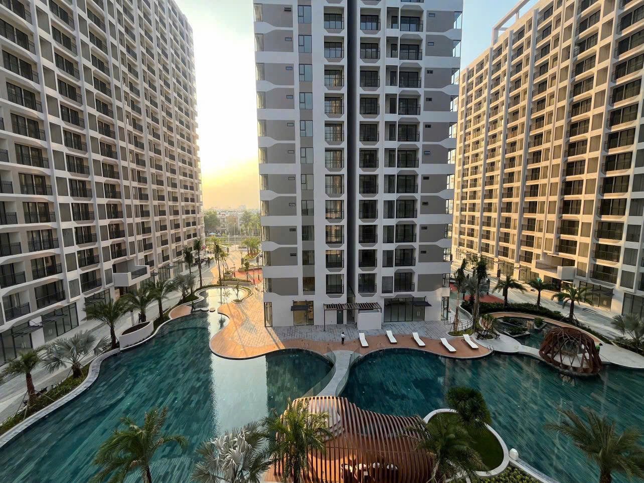 Ảnh thực tế hồ bơi resort MT Eastmark City lúc hoàng hôn