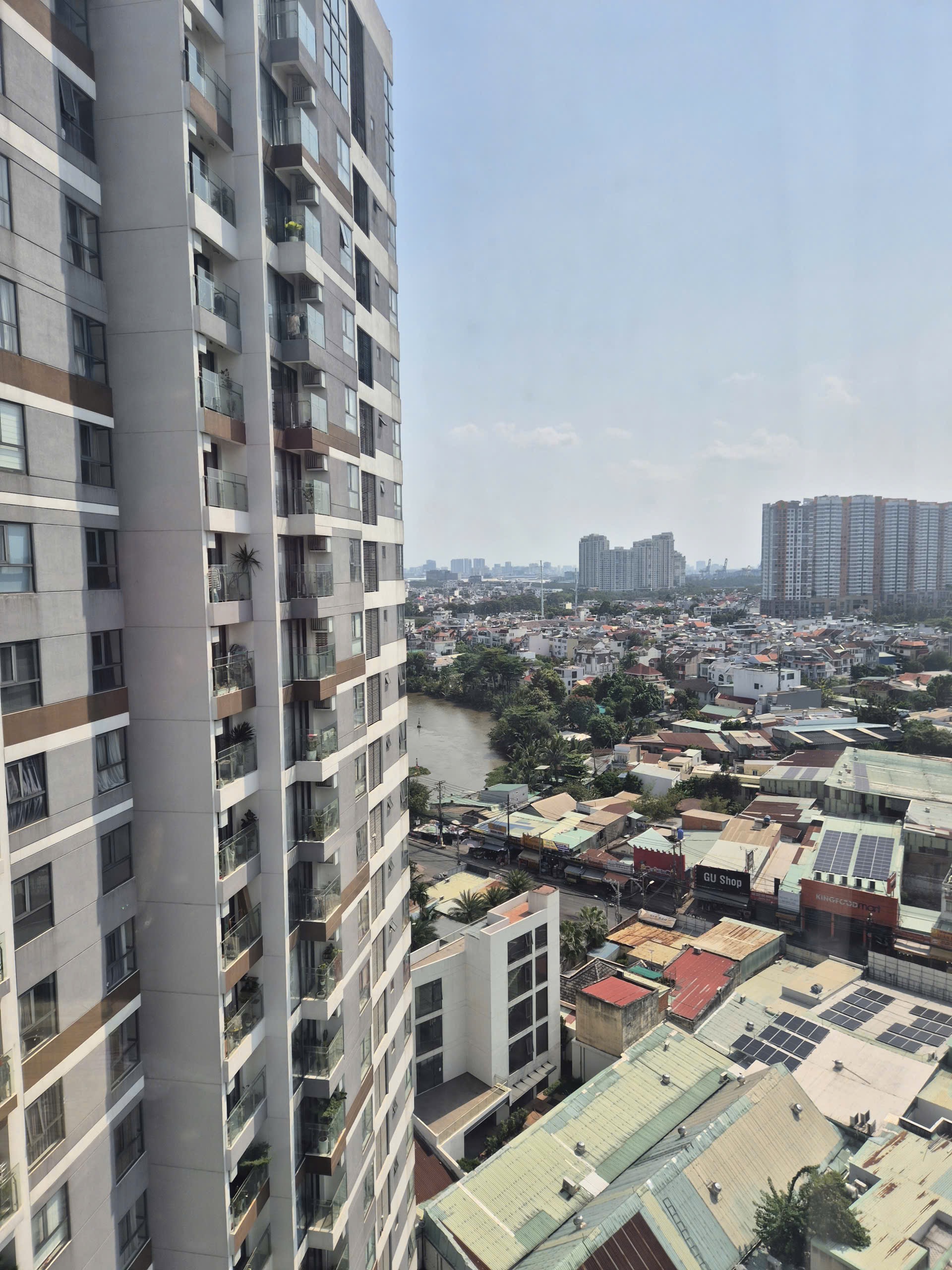 View thành phố từ ban công căn góc tầng cao D'Lusso