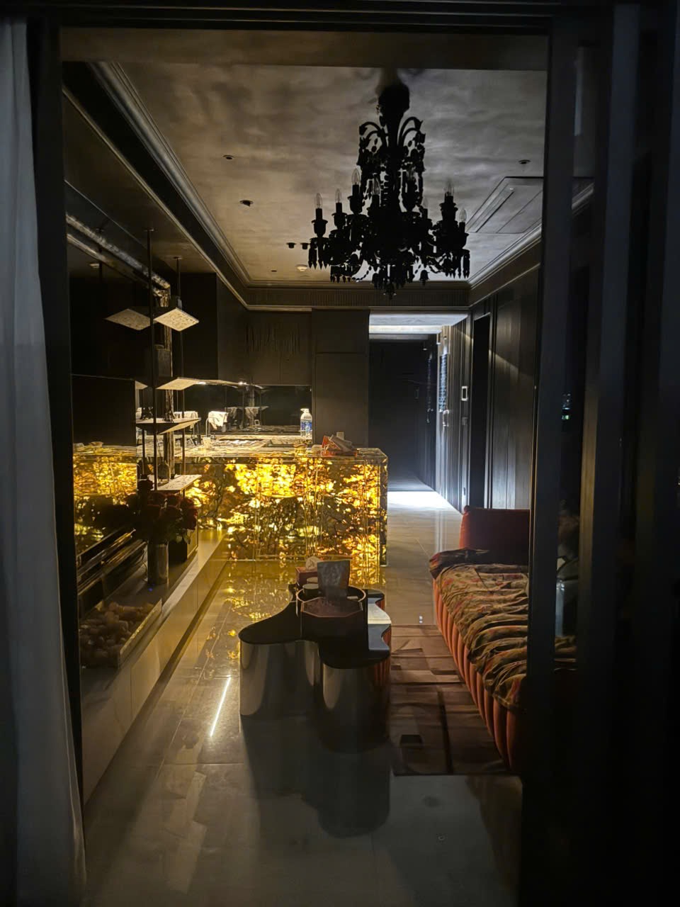 Không gian bếp và sofa thực tế căn hộ 1PN The Opera Residence