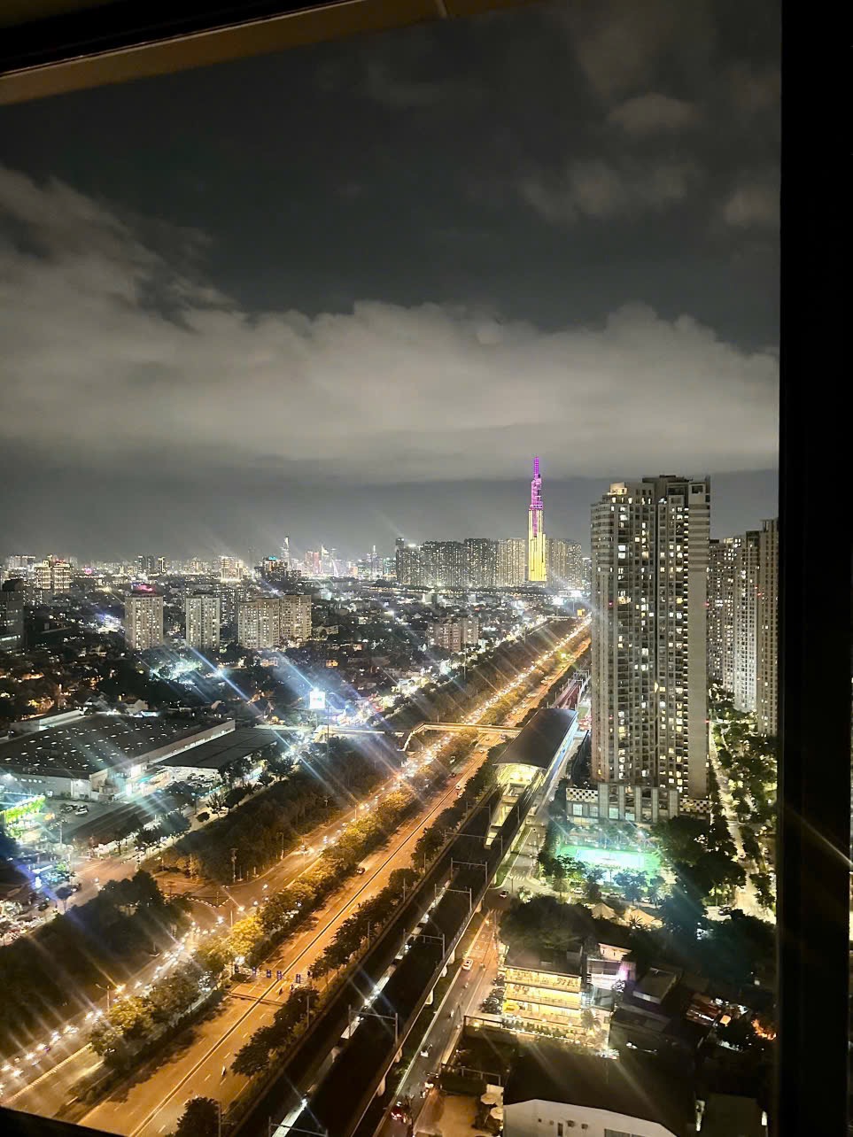 Ảnh thực tế view Landmark 81 ban đêm từ căn hộ tầng 33 The Madison Gateway Thảo Điền