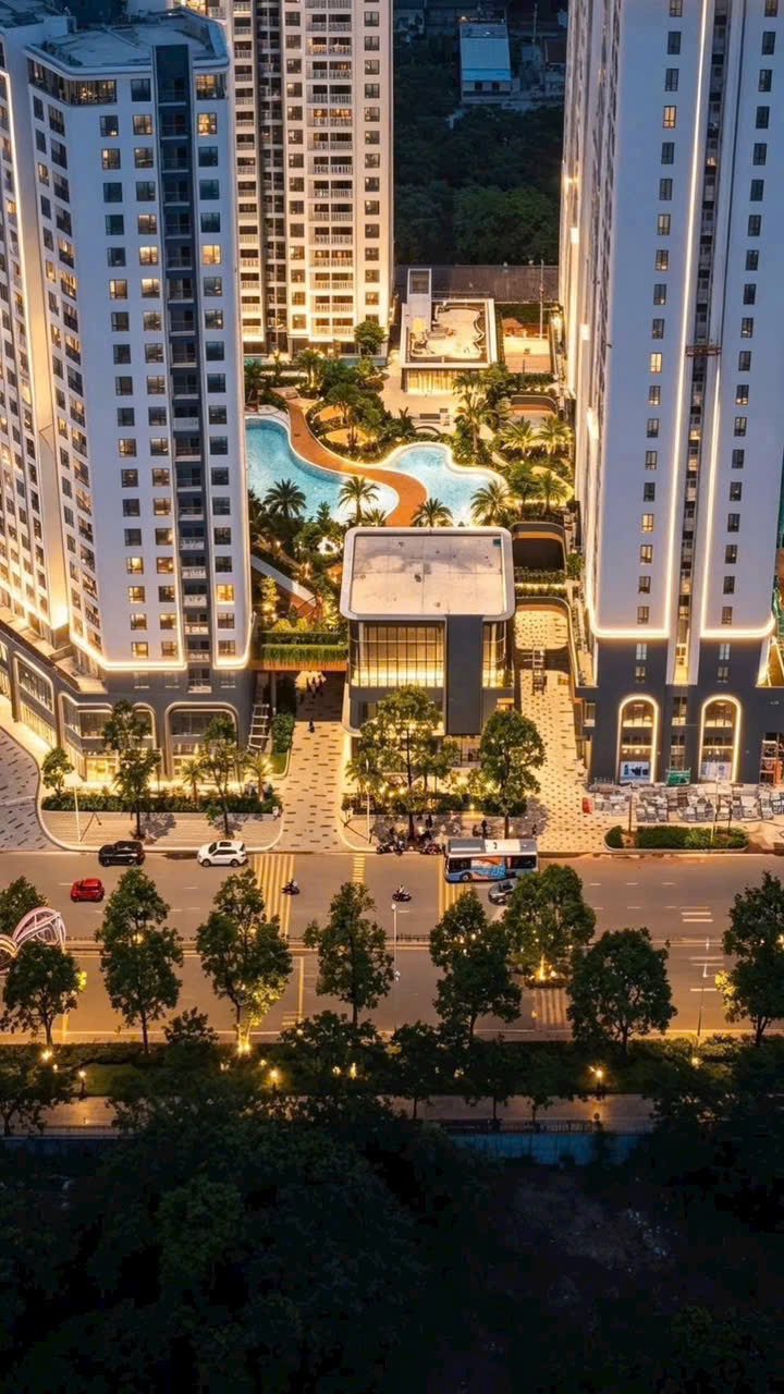 Cảnh quan hồ bơi và shophouse Green Skyline về đêm