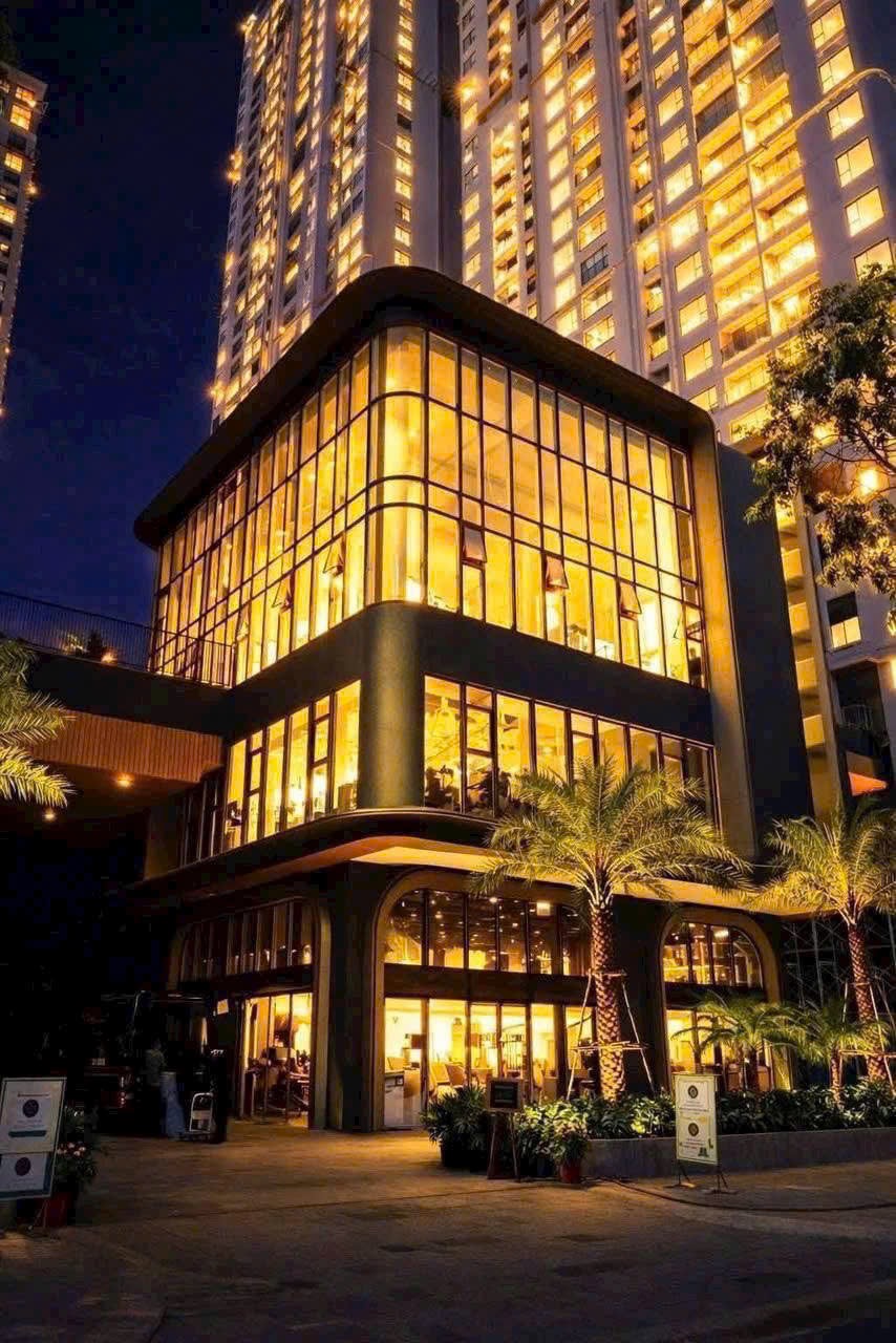 Khối thương mại kính Green Skyline về đêm