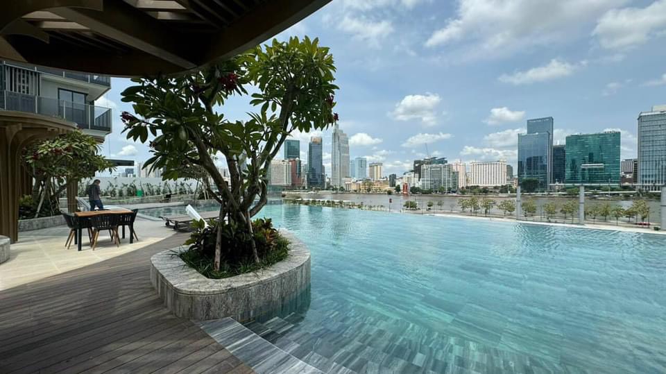 Hồ bơi vô cực về đêm The Opera Residence, view cầu Thủ Thiêm 2