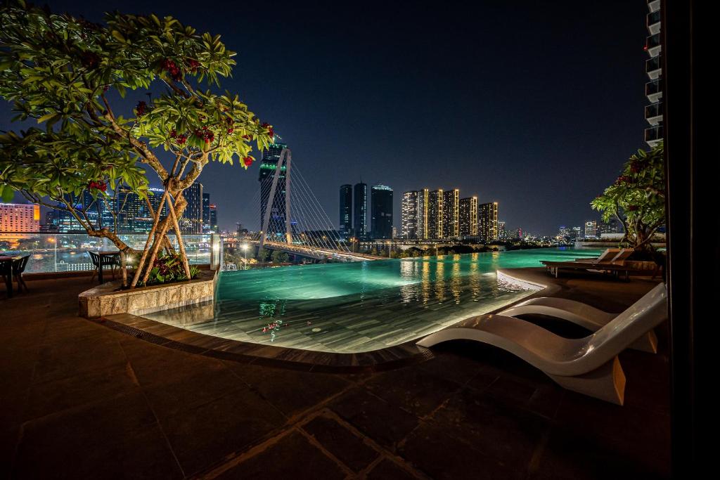 Hồ bơi vô cực tiện ích The Opera Residence