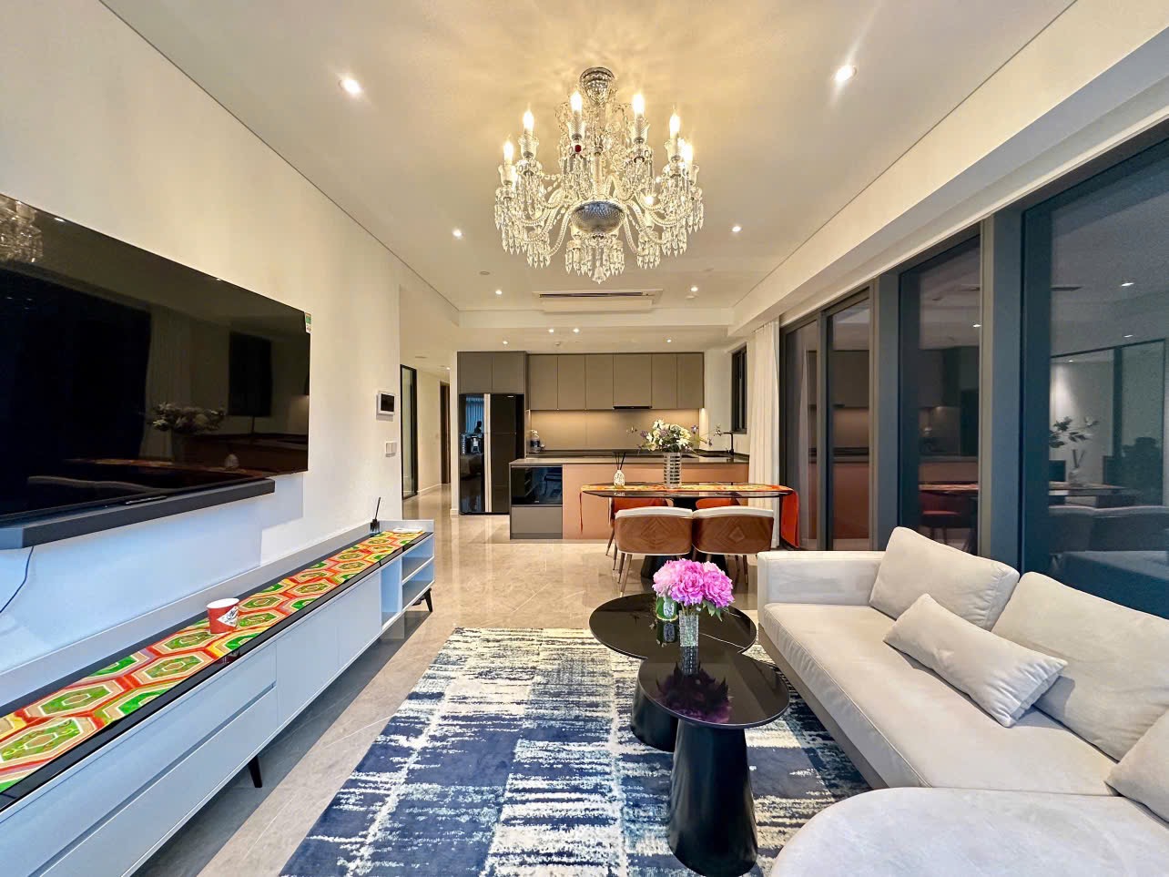 Phòng khách bếp mở thực tế căn hộ 3PN The Opera Residence