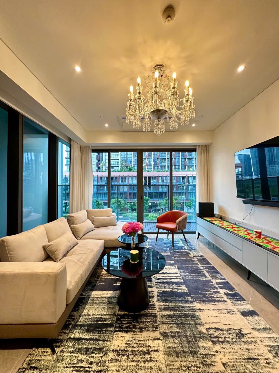 Phòng khách thực tế căn hộ 3PN The Opera Residence