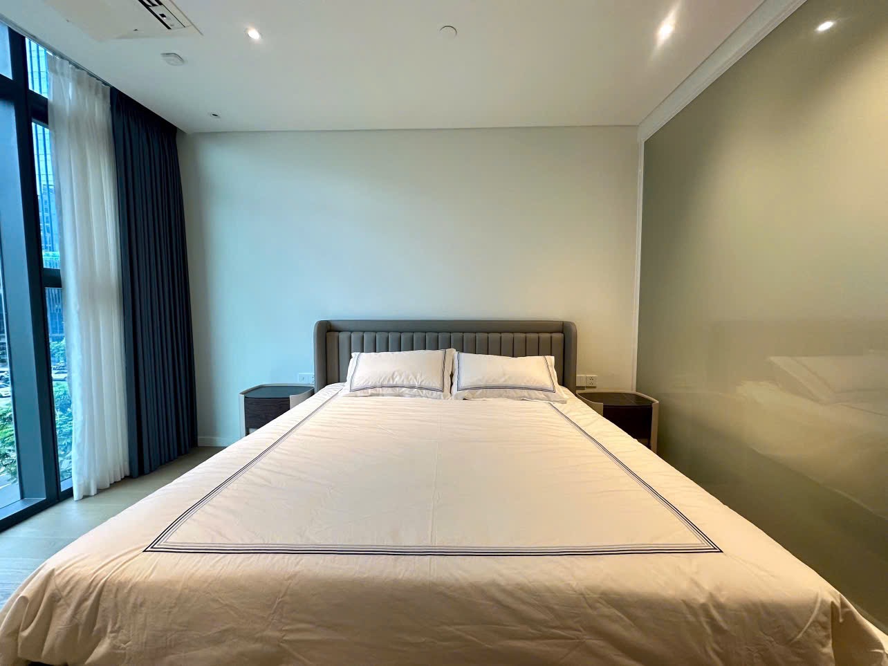 Phòng ngủ thực tế căn hộ 3PN The Opera Residence