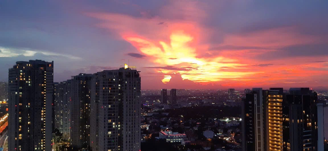View hoàng hôn và skyline nhìn từ căn góc 4PN tầng 33 The Madison, Gateway Thảo Điền