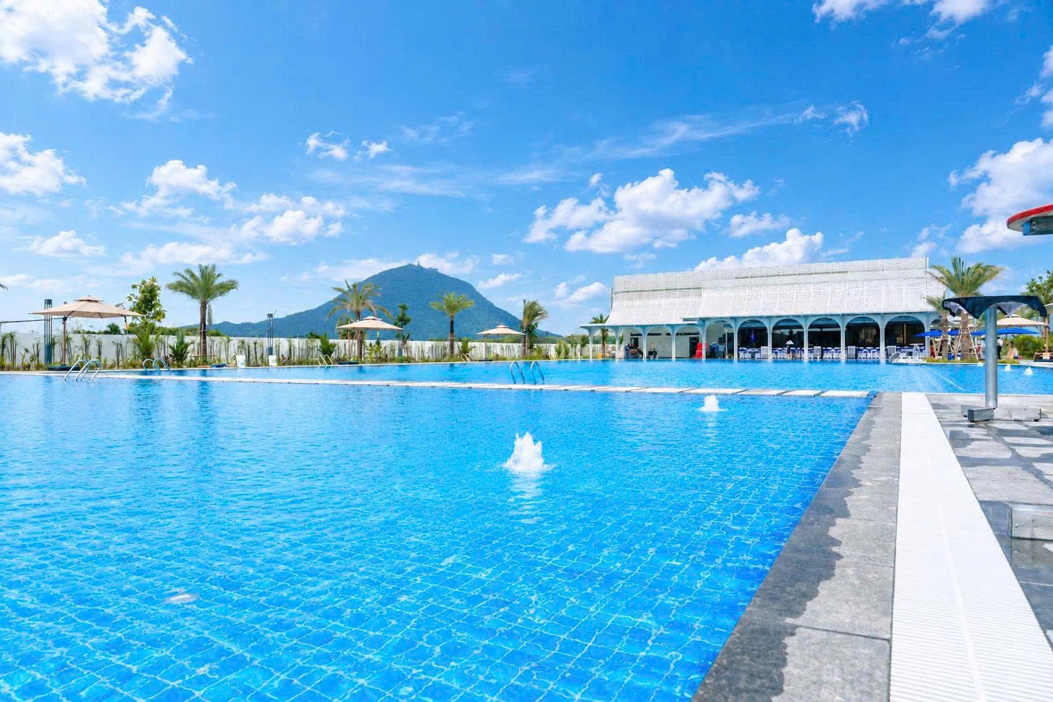 Ảnh thực tế bể bơi đạt chuẩn Olympic The Heritage Tây Ninh nhìn ra núi Bà Đen
