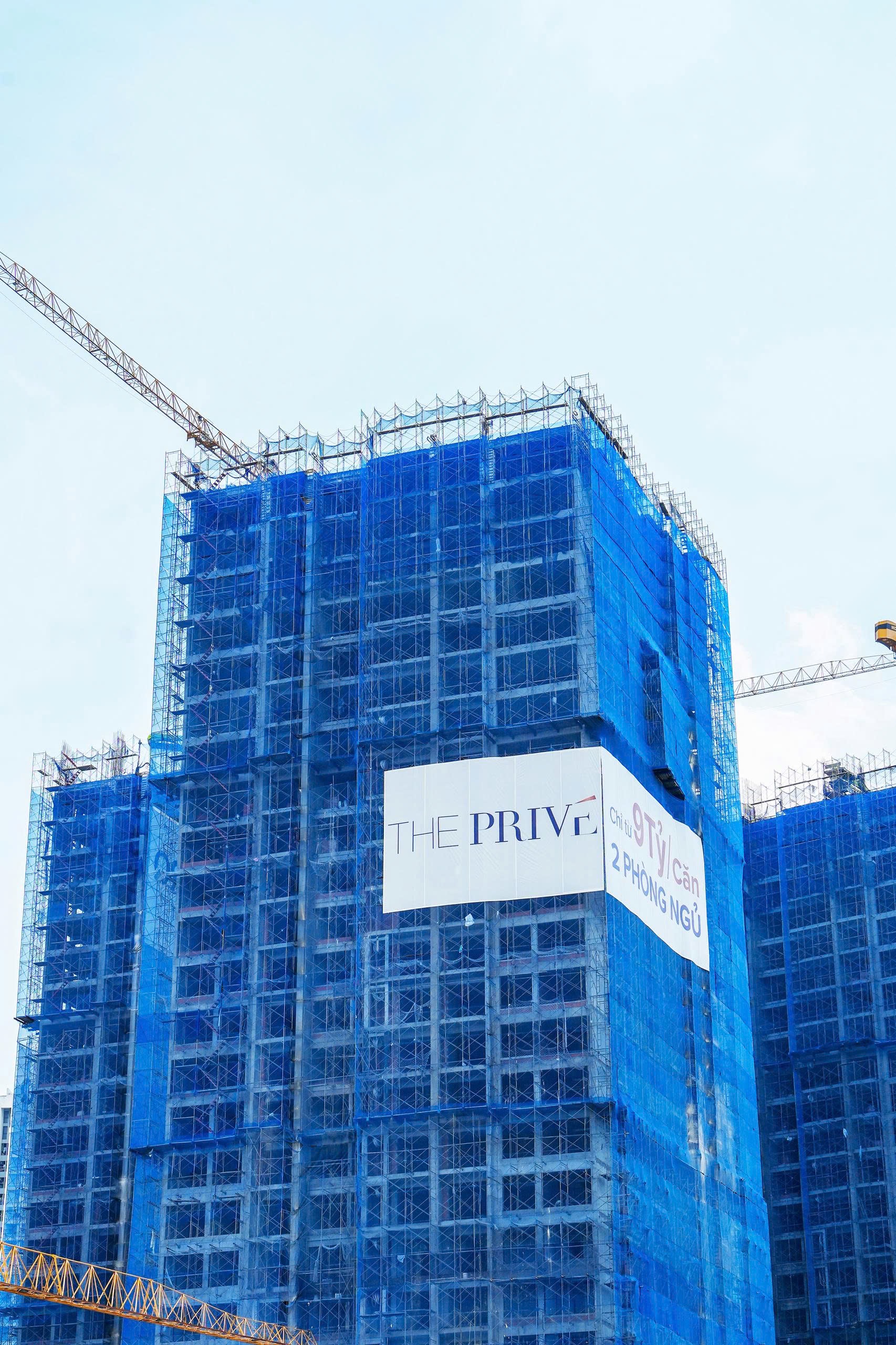 Tháp The Privé với banner dự án