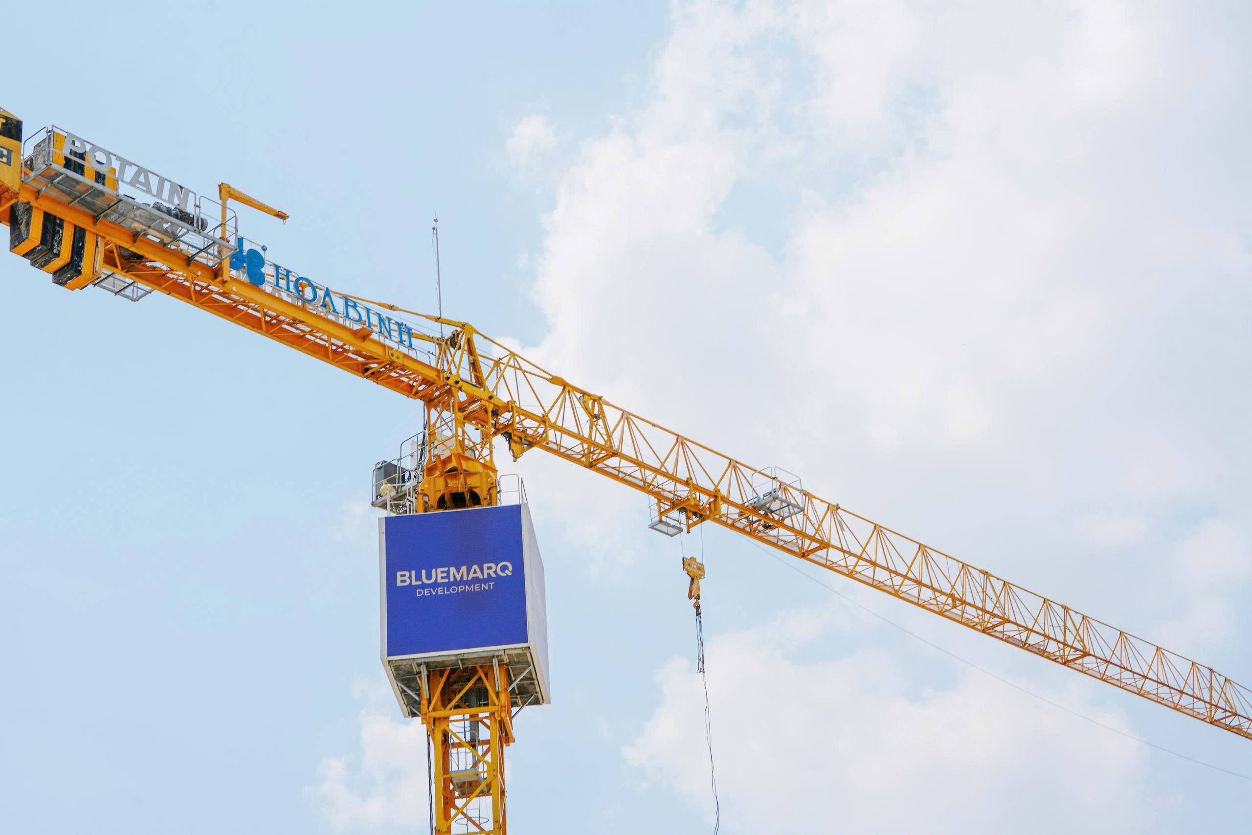 Cẩu tháp tại công trường The Privé