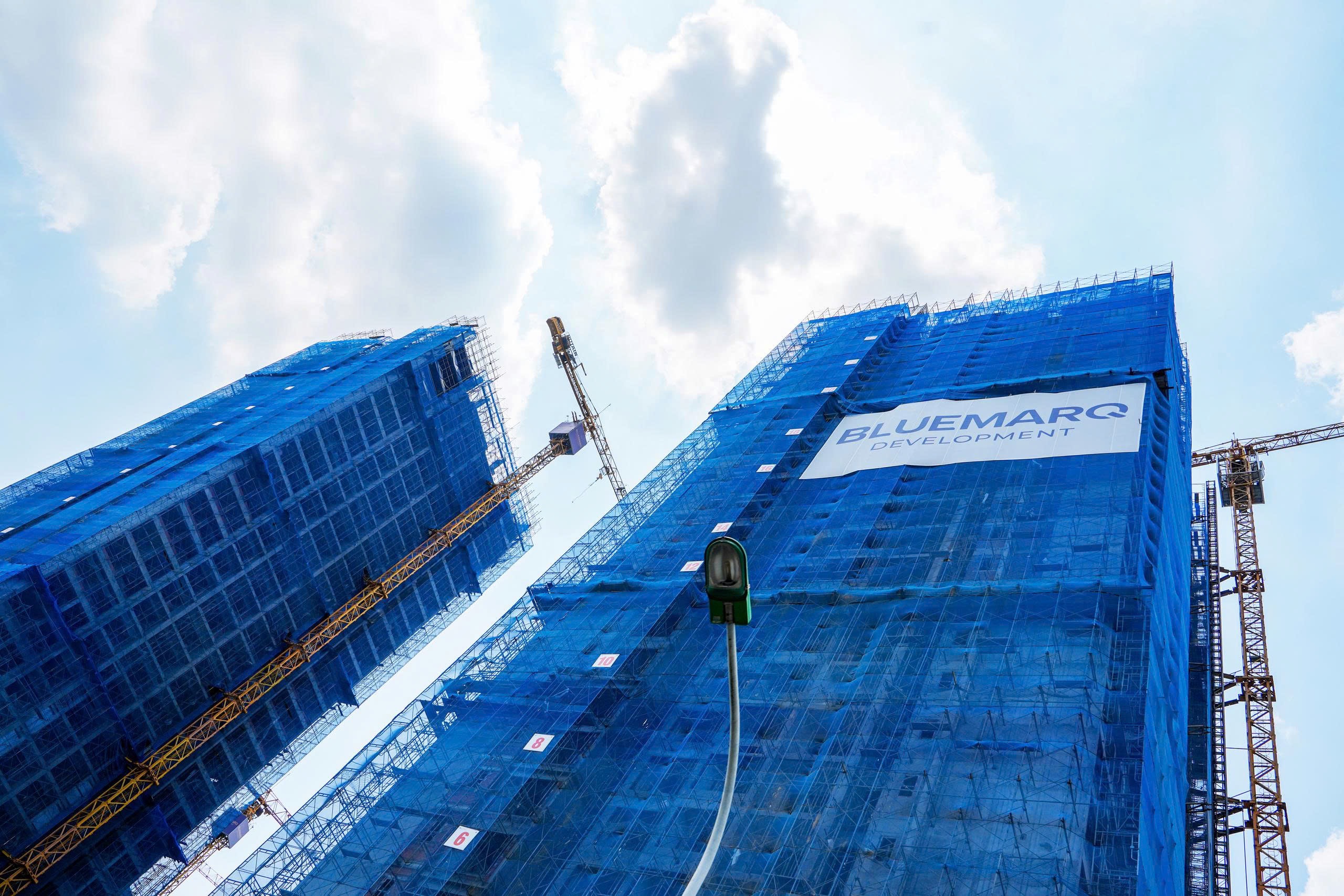 Góc nhìn từ dưới lên các tháp The Privé