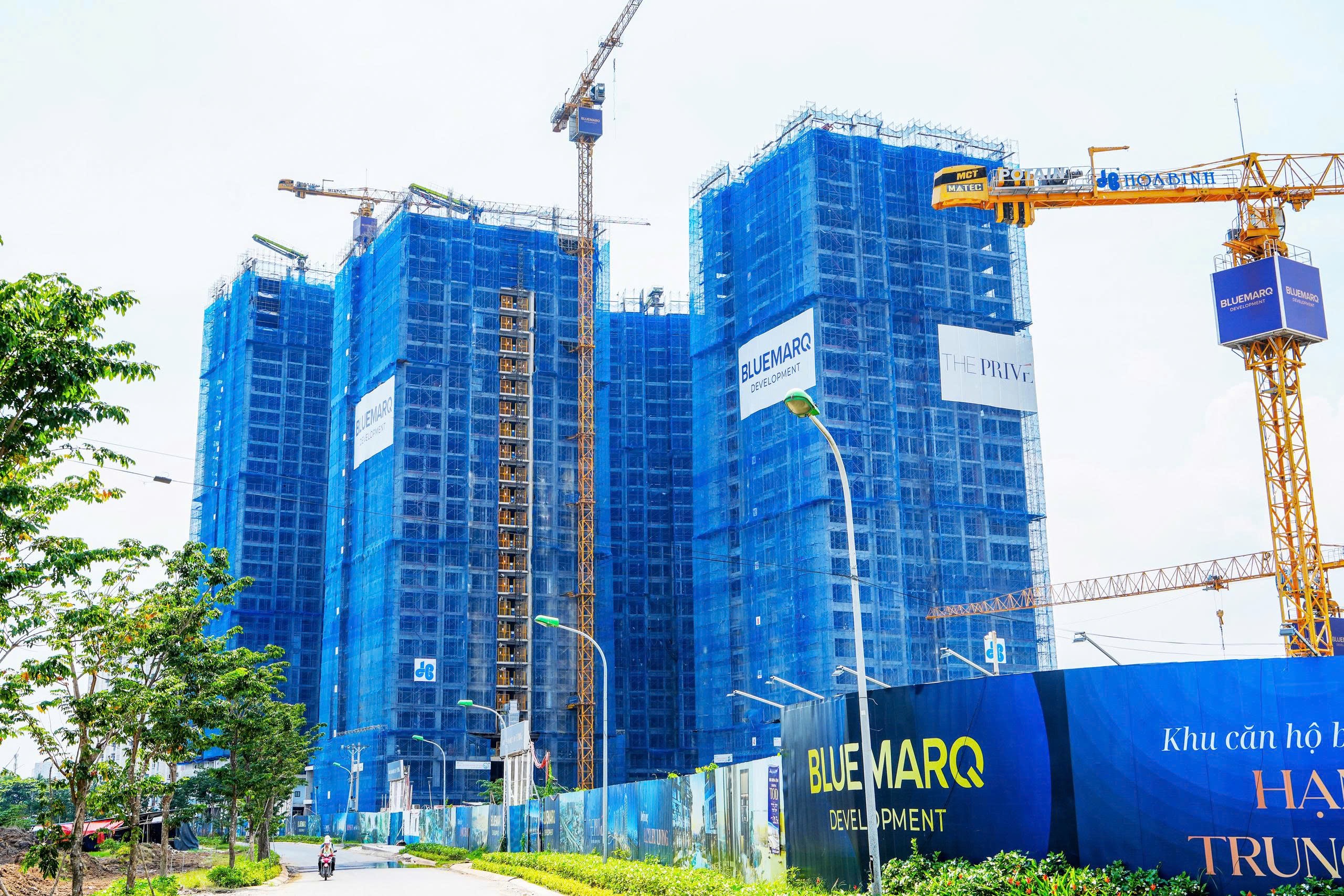 Mặt tiền công trường The Privé