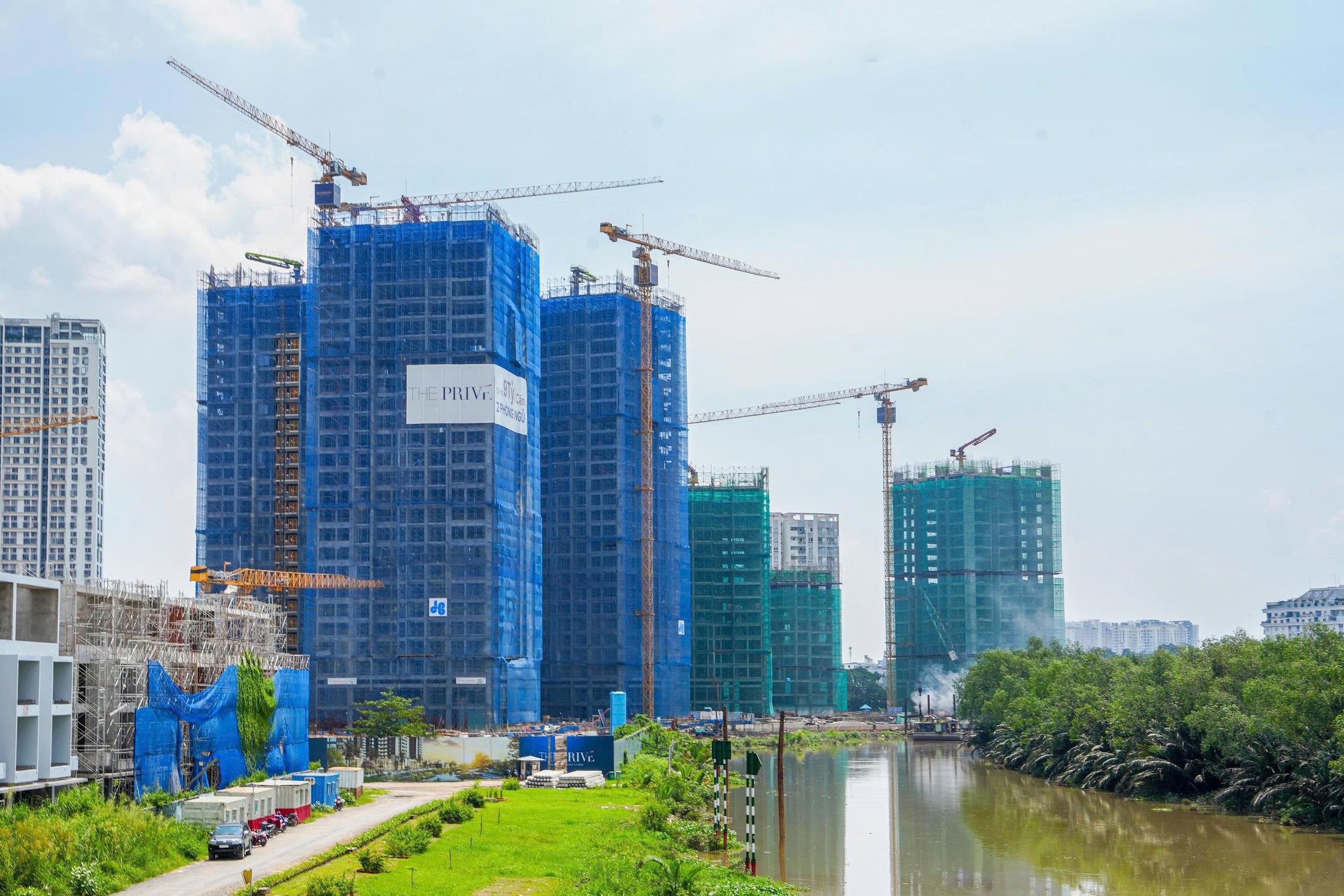 Toàn cảnh công trường The Privé bên sông Rạch Chiếc